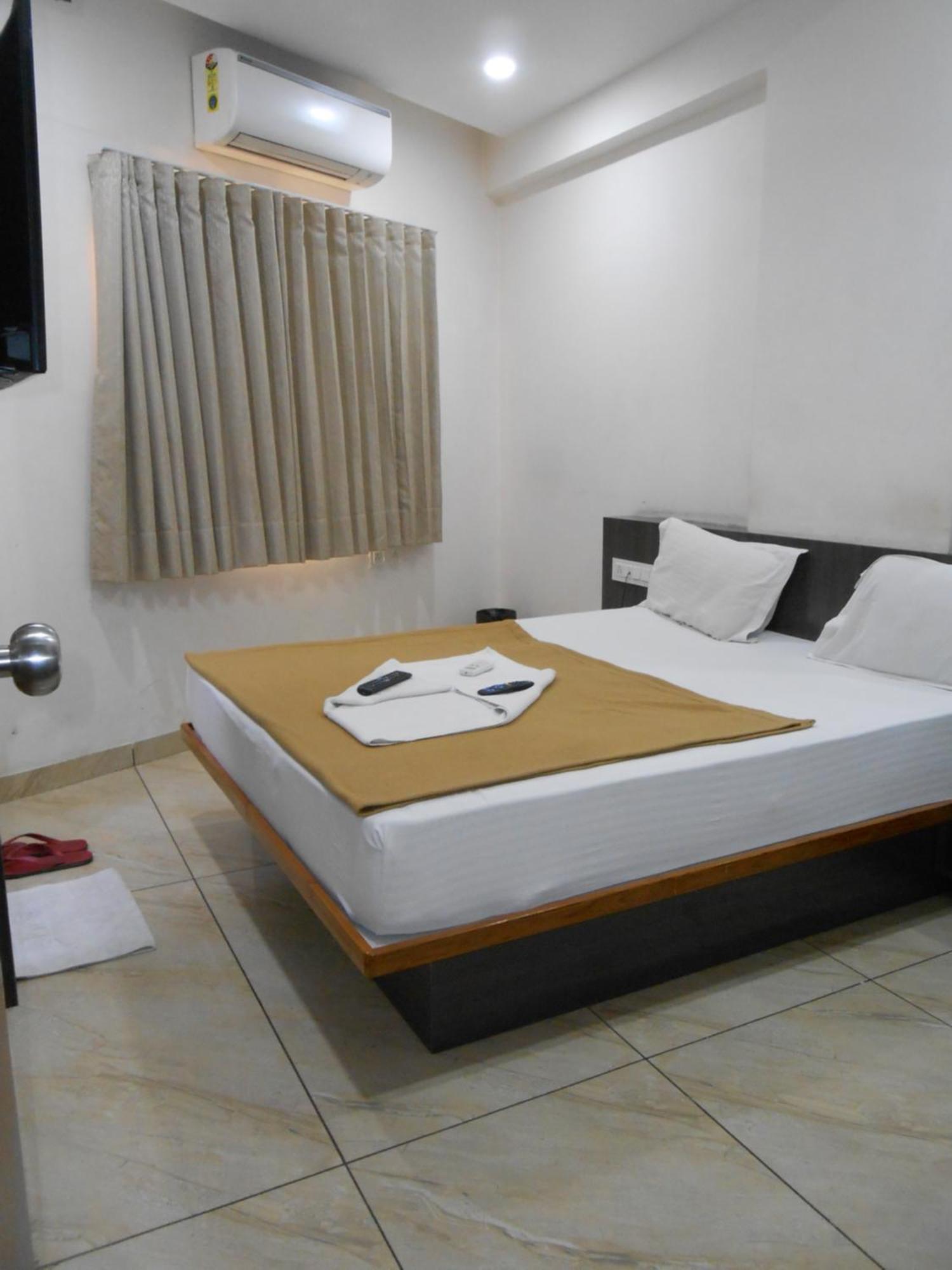 Hotel Crossview Palanpur Exteriör bild